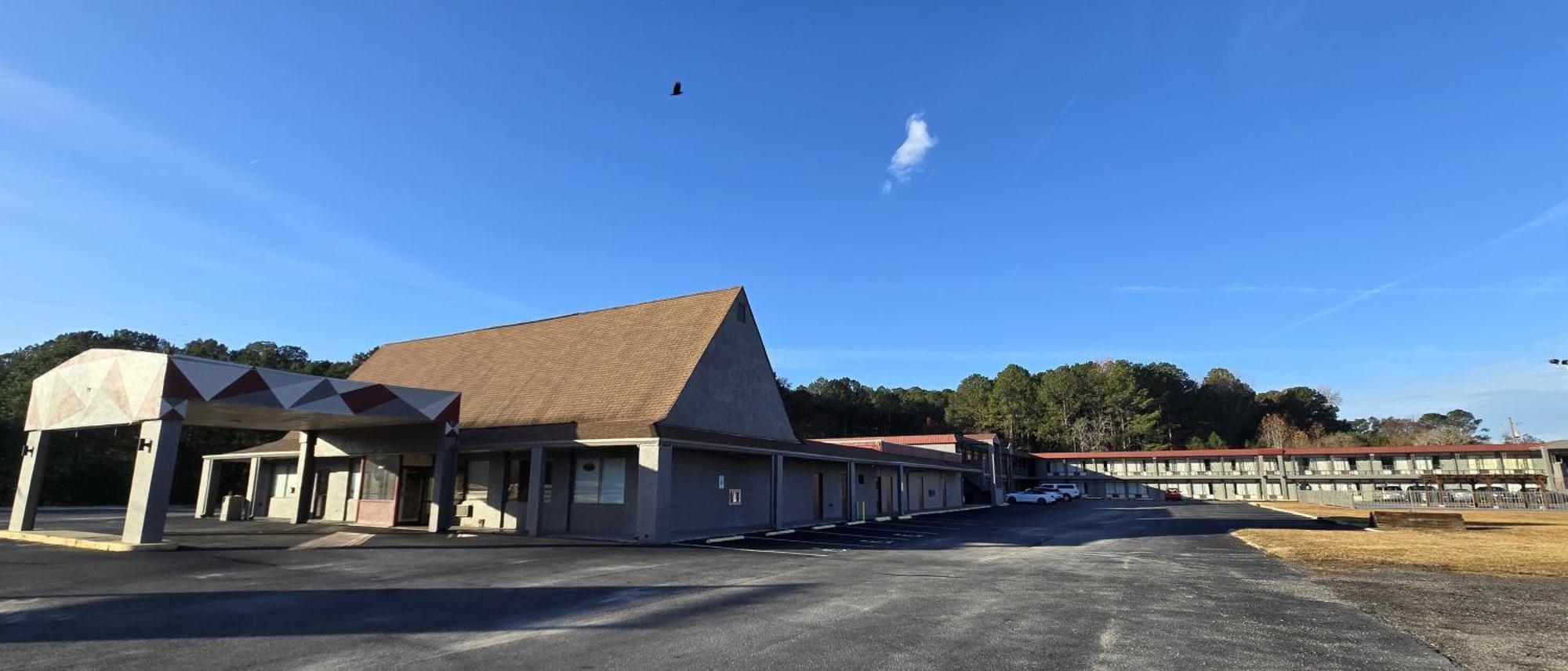 Hometowne Studios By Red Roof Lagrange Bagian luar foto